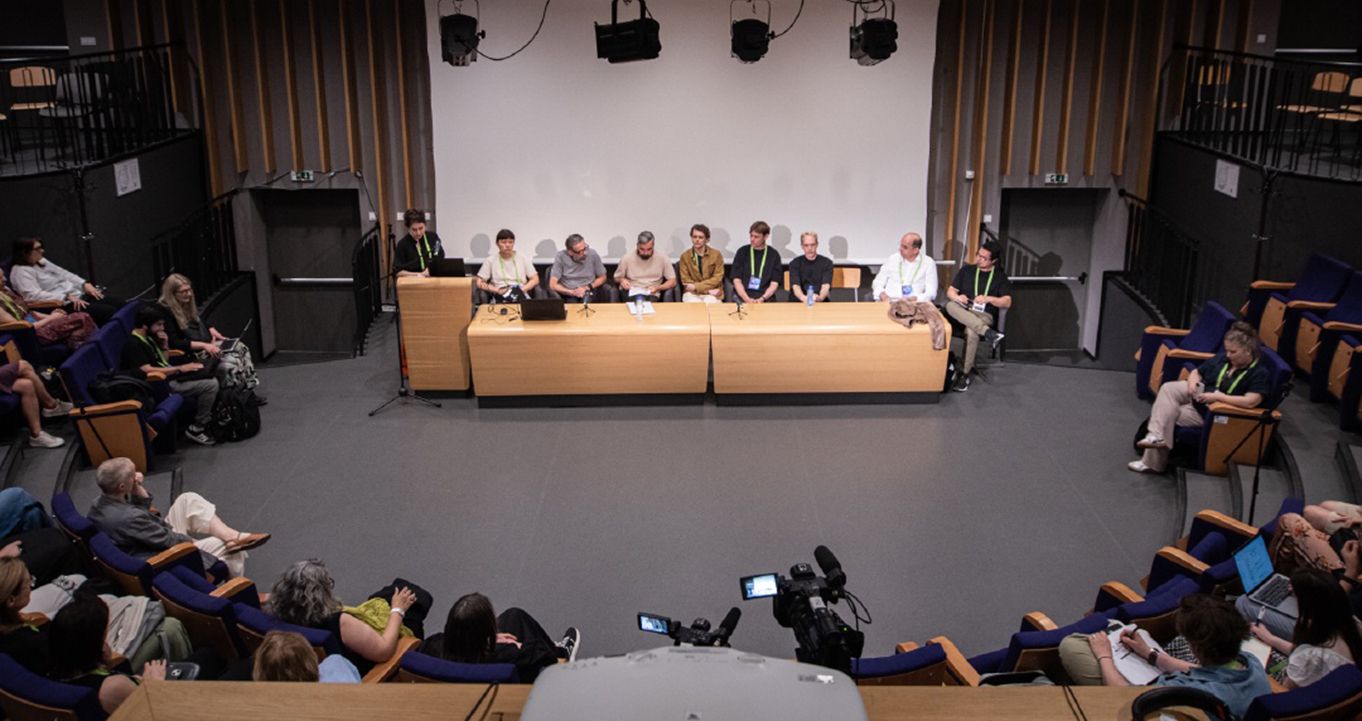 Pessoas sentadas num auditório