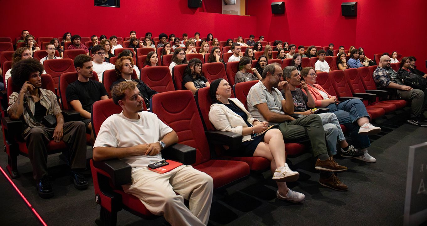Público sentado na sala de Cinema Fernando Lopes.